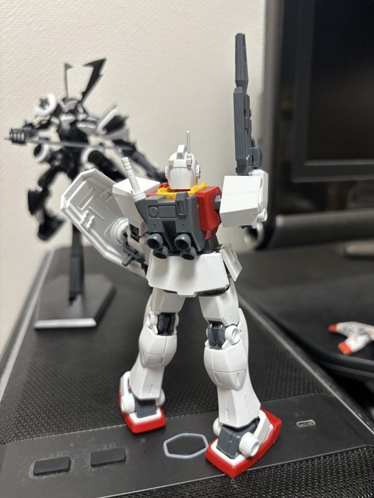 後ろになります。Mk-IIのおかげでスラスターも4基に増えており推進力はかなりのものに…HGではニコイチなので多少工作しないと窮屈に感じました。ジムもこうしてみるとちゃんとアップグレードしてるんだなと思いました。