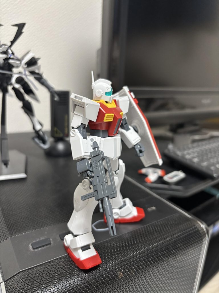 サイドに回りまして肩にアポジモーター的何かがある作りになってますが…ガンダムの設定などを知らない人が見たら穴にしか見えません…モデラーとしてはあるだけでも加工の手間を考えたら優しさを感じましたのでありがたい穴になってます!!