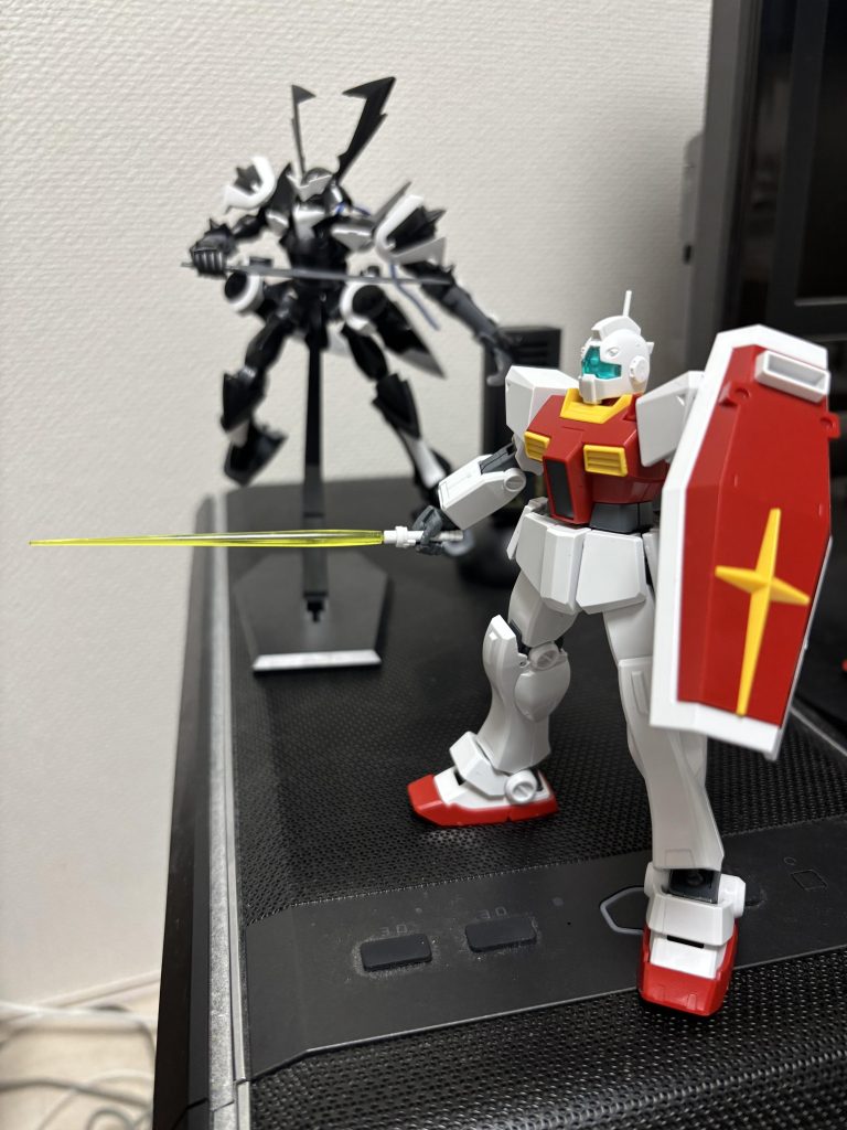 ビームサーベルの保持力の無さ!これは格闘ポーズを取るには厳しいという評価をせざるを得なかったです…