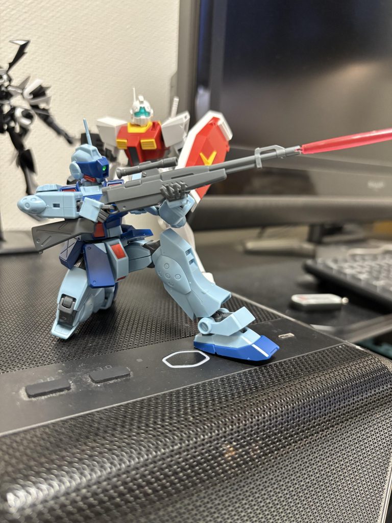 ジムスナイパーIIのアイデンティティとも言える狙撃のポーズですが…狙い撃てる！！上半身のボールジョイントの位置が水色とブルーの境目にあるので前屈が少しできるし付属の手首の数も多くポーズが色々取れて楽しめそうです。あとパイザーも狙撃時に合わせて稼働するのも○だと思います。前回のジムIIで膝立ちをやらせたら写真に残すのが辛い結果になりました…ちゃんと目的にそった作りをしているのだなと関心しました。 