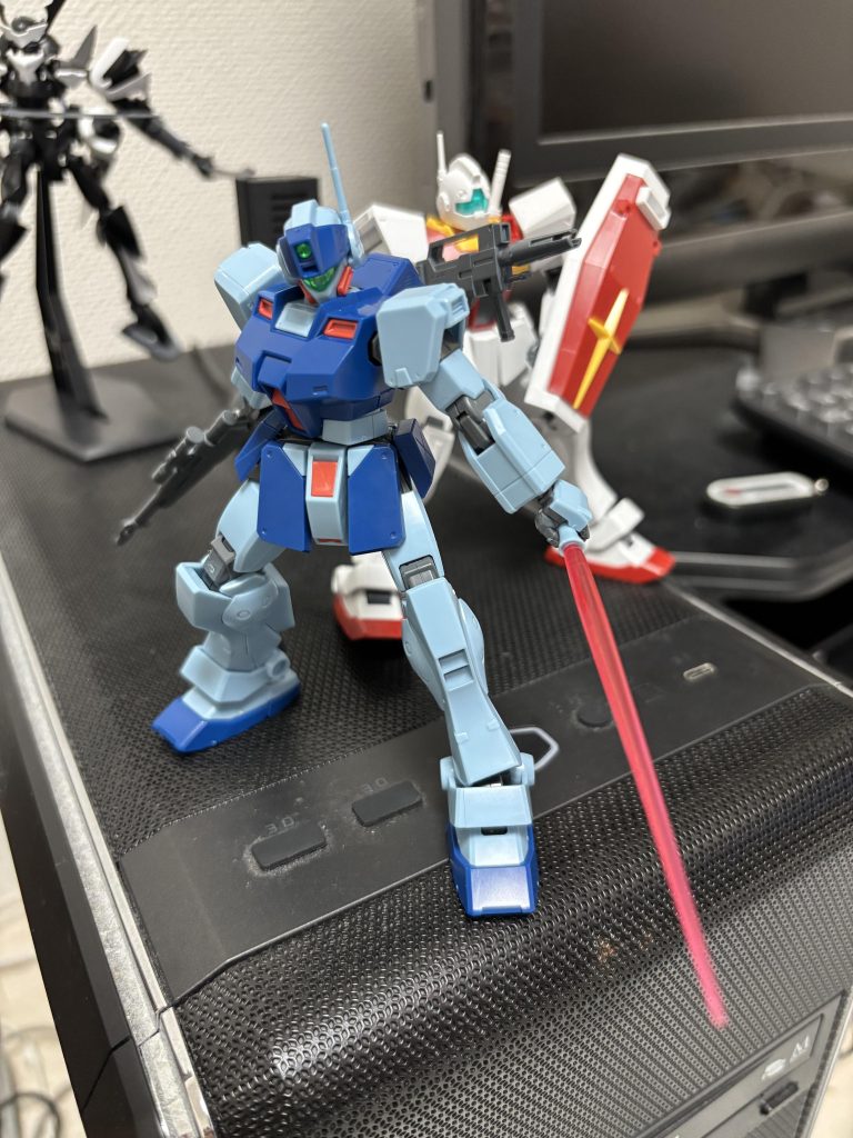 どうやら狙撃をかいくぐって敵機が接近してくるようで、お供のジムIIに切り込むので援護射撃をお願いした模様。上半身が少しだけマッシブな割に肩周りが少し小型なのでその辺りのバランスがポージングをしていて少し気になりましたが…これは想像を超えるカッコ良さではないでしょうか！ビームサーベルは持ち手にしっくりハマる感じでジャストフィットな感じなので簡単にポロリはしないのは良いです。ジムスナイパーIIは一応量産機という設定みたいですがジムIIとは違いディティールからしてすでにエースの風格が漂っていますね…