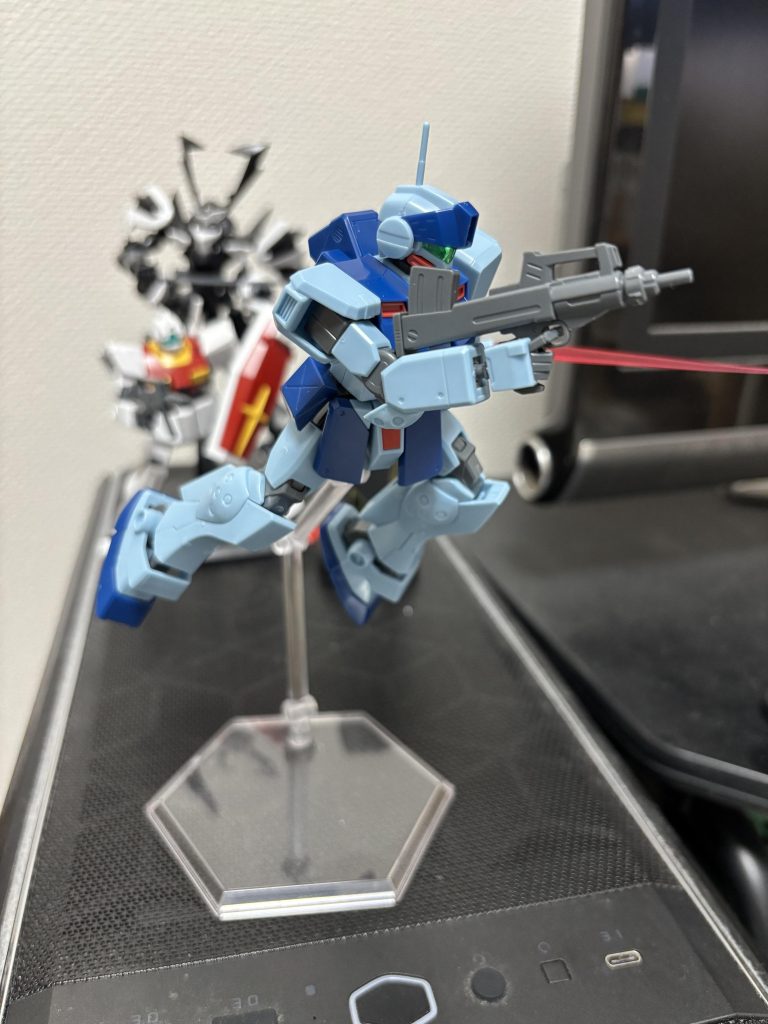 スナイパーライフルでは取り回しが悪いので携行させていたプルバップマシンガンに持ち替えて切り込む様子です。ここでは合わせ目処理のポイントを武器は必須だと思いますが、個人的には頭部、肩、腕、スネ部分は合わせ目で気になるところがあったので腕はちょっと切削加工か塗り分けで面倒ですが、他はそのまま接着をサクッとするだけで簡単そうでした。個人的には後ハメ処理も比較的には優しめなのでチャレンジしたい所です。ここまで色々動かしましたがポロリが少ないのでストレスをあまり感じない印象。