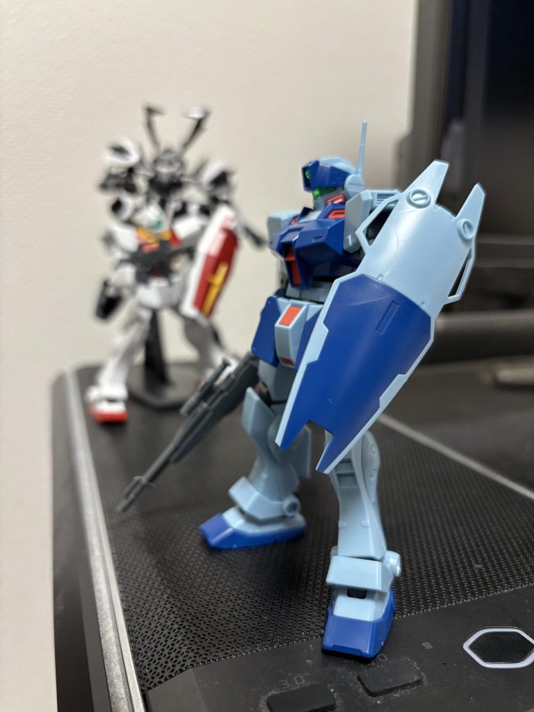 サイドになります。肩のスラスターがジムIIと比較しても明らかにワンランクは上の仕上がり！シールドは腕に保持するための接続部がありますがシールドの差し込み棒が短いので取れやすいのは△だと思います。