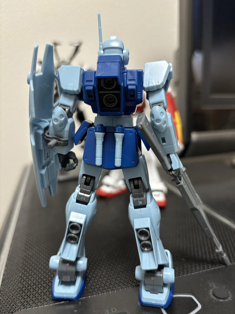 バックショットになります。背部もバックパックからしてカッコいいし色々ディテールもあり後ろ姿もカッコ良きです！個人的に言わせてもらうとアンテナ少し長いかなぁ…狙撃だから通信用に長めなのかな…切り飛ばすが悩ましい所…余談ですが、なんか最近ネモを製作された方の作品を見ていて似ているなと思い設定動画を調べたらバックパックやふくらはぎはネモにも採用されている箇所になっているみたいですね…ネモスナイパーとかもあるのか…自分の知識だとわからない所でした。ジムスナイパーIIIはあるらしいのでもしないのであればこっそりネモスナイパーとか作ろうと思いましたが積みプラを探したところネモを持っていませんでしたので買うまではひとまず諦めます(笑)