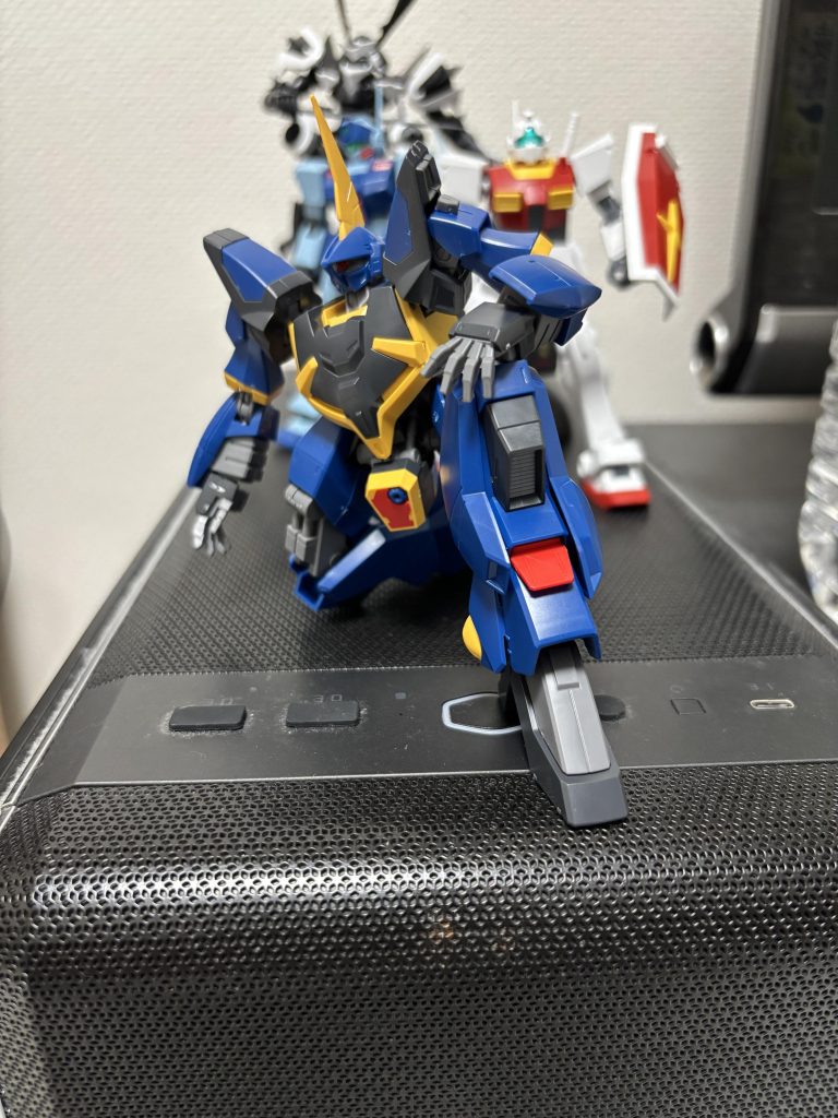 片膝立ちのポーズですが流石にゴツゴツしてる上に脚の長さに対して膝までが短いので窮屈感は否めないところです。それでも様にはなっているので良好な方で嬉しいのは平手が左右あるのはめちゃくちゃ嬉しいですね。