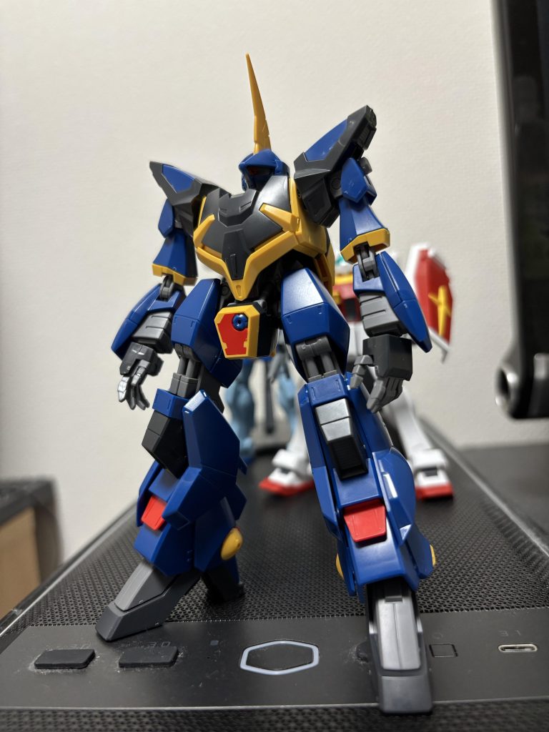まずは素立ちの状態ですが…まず思ったのですが…足長くね？が完成して全体を見た時の第一印象です。アニメを観てきたものとしてはずんぐりむっくりしていてすぐやられるカッコ悪い機体のイメージなだけにこのモデルは予想を遥かに上を行くかっこいい機体に生まれ変わっております！