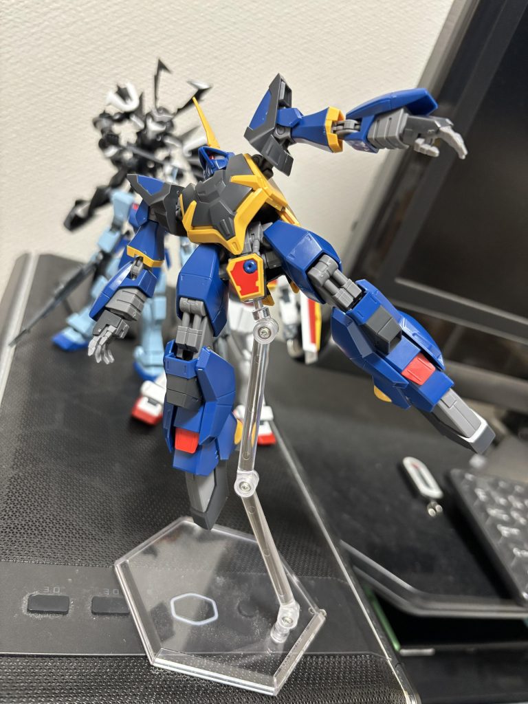 最後に好きな宙間飛行のポーズで…製作時には合わせ目消しをするにはパーツの組み合わせが複雑なところもあり段落ち処理の方がより簡単にカッコよくなる工作がやりやすいのかなと思いました。Zシリーズは情報動画でも最近(2025.1月)再販が多いと感じているのでもし手にする機会のある方は良キットだと思いますので是非日陰者のバーザム君と仲良くしてあげてください。自分も組み直して仕上げたいと思ってます。それでは最後までご覧いただきありがとうございました。