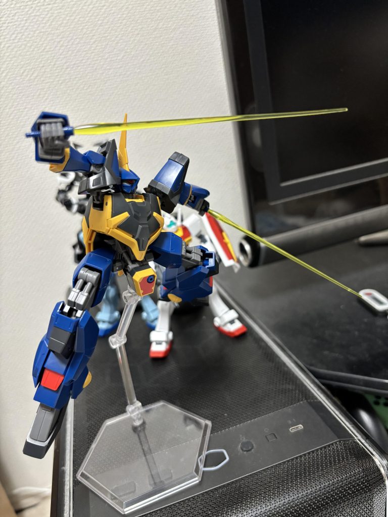 ビームサーベルは2本備わっており保持力は良好で色んなポーズが取れると思います！設定通りなのだと思いますがちょっと待つところが短いと思いました。