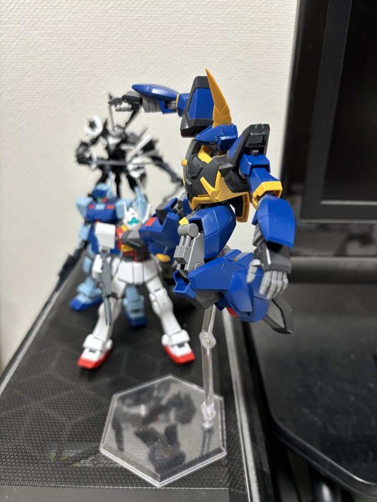 ちょっとお遊びでライダーキックならぬバーザムキック(笑)腰アーマーが無いのである程度のポーズは何でもできますが腰のロールはボールジョイントで動くにしても思ったよりは動かない上にポロリしやすいので手足に比べて身体はちょっと不自由なのはマイナスですかね…