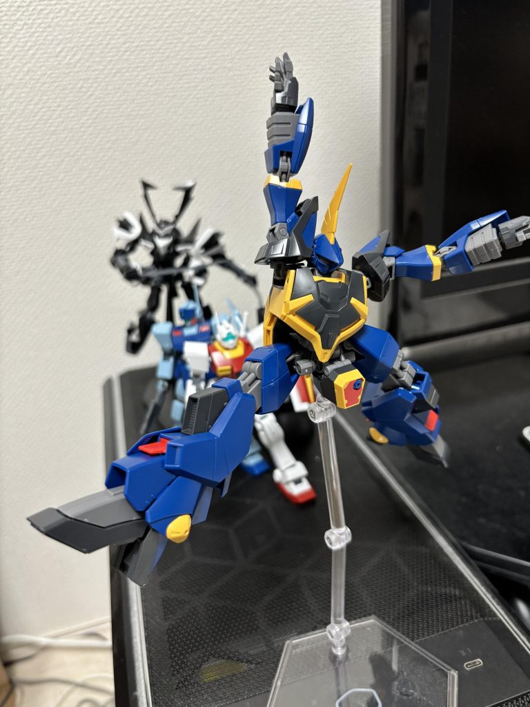 気を取り直して稼働部をチェックしたいと思います。Vガンダムのウッソジャンプ並みにヒャッホイポーズが決まります！(笑)まず組んでいる時に思ったのは色分けは非常に優秀で細かな塗り分けで更に化けるとは思いますが普通に色分けはやらなくても良いレベルだと思います。稼働に関しては肩周りの引き出し稼働やボールジョイントによる自由度がある設計でかなり動きます。また、モモの付け根も引き出しみたいな動きができておそらくムーバブルフレームをかなり有効利用した設計になっており、個人的には近接格闘機に変えたら面白いなと思いました。