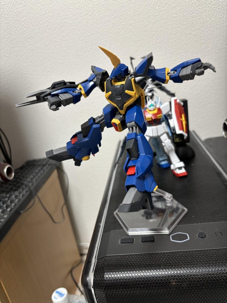 バーザムが個人的な印象ではこのライフルが初出だと思う開放型バレルのビームライフルは本体の二の腕に繋がれているエネルギーチューブから供給されて撃つタイプみたいです。　あと、ガンダムあるあるなのですがシールド兼ライフルなので一応防御できるみたいですガンダリウム合金どんだけ硬いんだよ…ただ、自分がパイロットなら怖くて極力回避に専念します(笑)モデルの作りとしては二の腕のグレーのパーツに上から被せるのと、ハンドグリップで持たせ本体を固定させる2点保持になってますライフル本体を腕に固定できないのでライフルから手を離してサーベル二刀流などはできないです。 