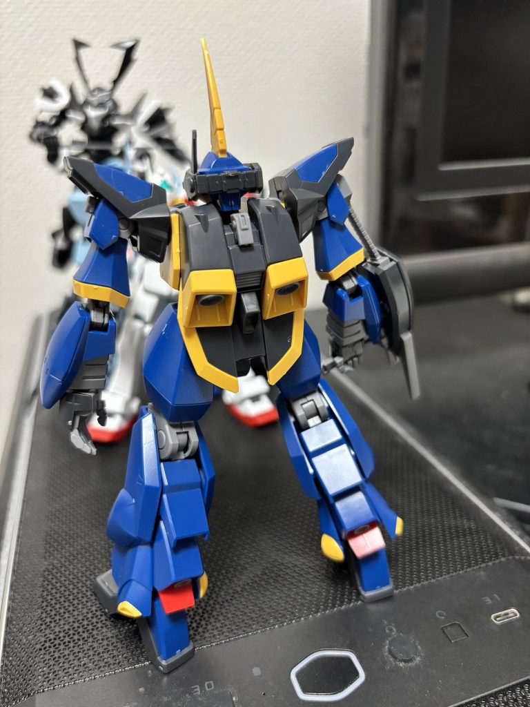 バックショットになります。色分けは本当しっかりしてますので完成度は本当に良いです。説明書だとガンダムMk-IIのバックパックがポン付けできるみたいですので背面が寂しいなと思えば交換は容易となっております。