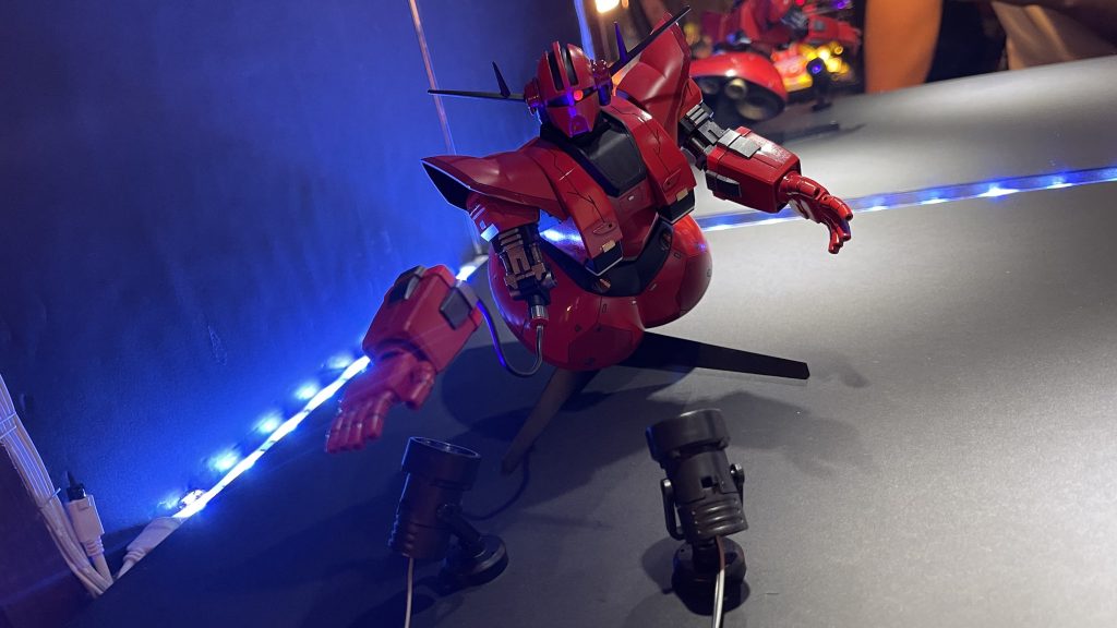 ジオングはやはりラスボス感半端ないですね。大好きな機体ですが暗闇で追いかけられたら泣けます笑それで思い出したのですがこれを見て彼女が、どこかお母さん(僕の)に似てるよねって言われて大笑いしました笑 確かにうちの母に似てるのですがおそらく彼女にはこれぐらい怖く見えているのでしょうwww