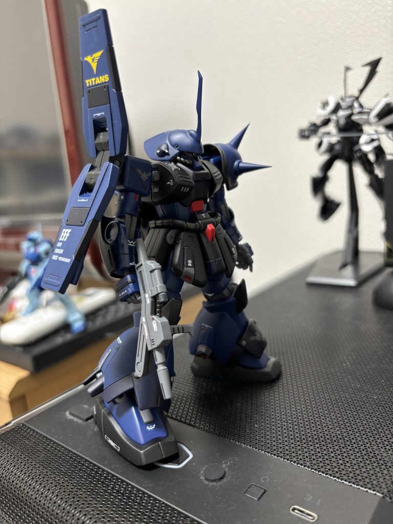 設定としてはこの機体はZプラスがロールアウトする頃の時期設定で、ティターンズの中でも希少な誇り高き元ティターンズ兵の愛機を現行仕様にアップデートされているものとします。(今後の物語を書いていくまで細かな設定は伏せておきます。)エンブレムは白と黄色がありましたが黄色の方がティターンズのイメージなのであえて黄色をチョイスしました。