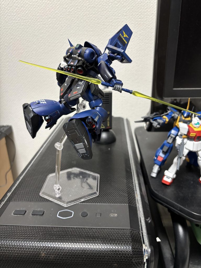 マラサイの設定を調べたところサーベルはゲルググのものをベースにとなっていたのでビームナギナタにできるようにカスタムしました。あと余ったポリキャップをフロントスカートのセンターに固定してバランスが悪いですがスタンドに対応させました。