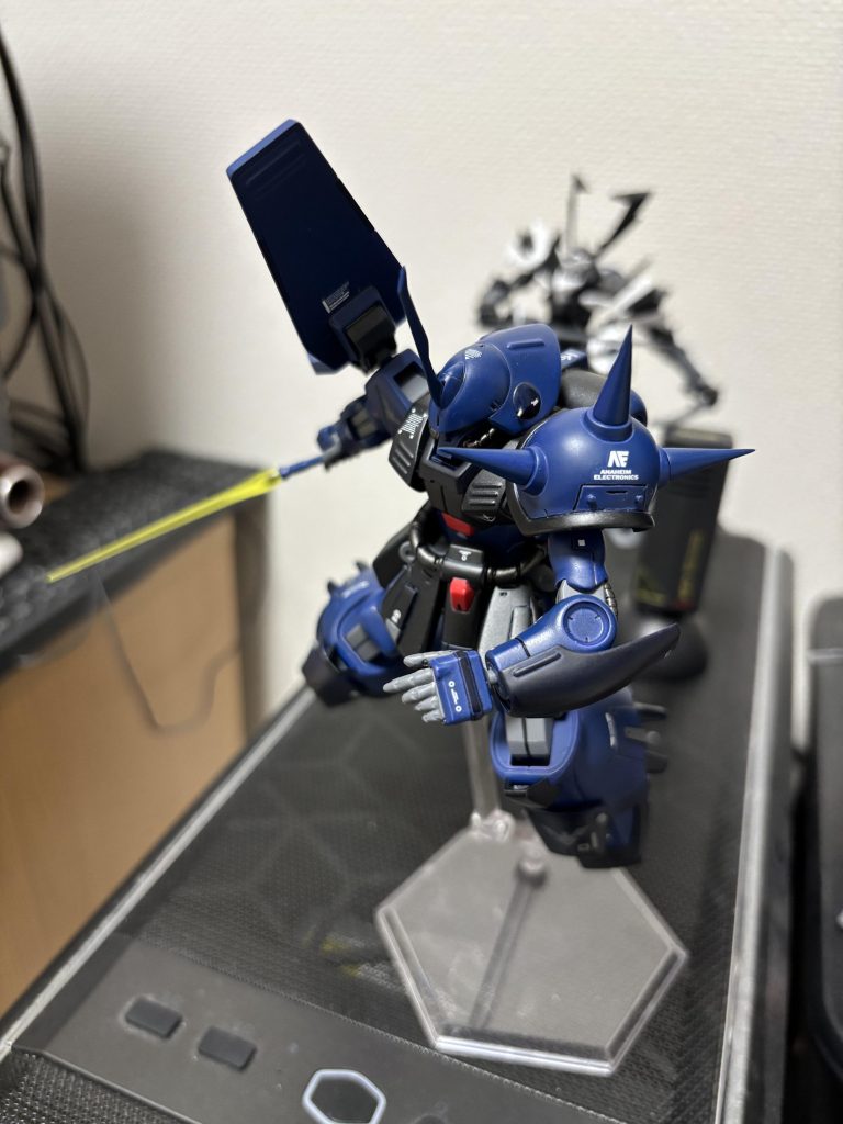 とにかくサーベルを持つのが苦手なので磁石を仕込んで保持させてます。スポンサーのアナハイム.エレクトロニクス様のデカールは広告として外さないと契約に含まれているようでスポンサーの意向を汲み取り多めに貼りました!(笑)