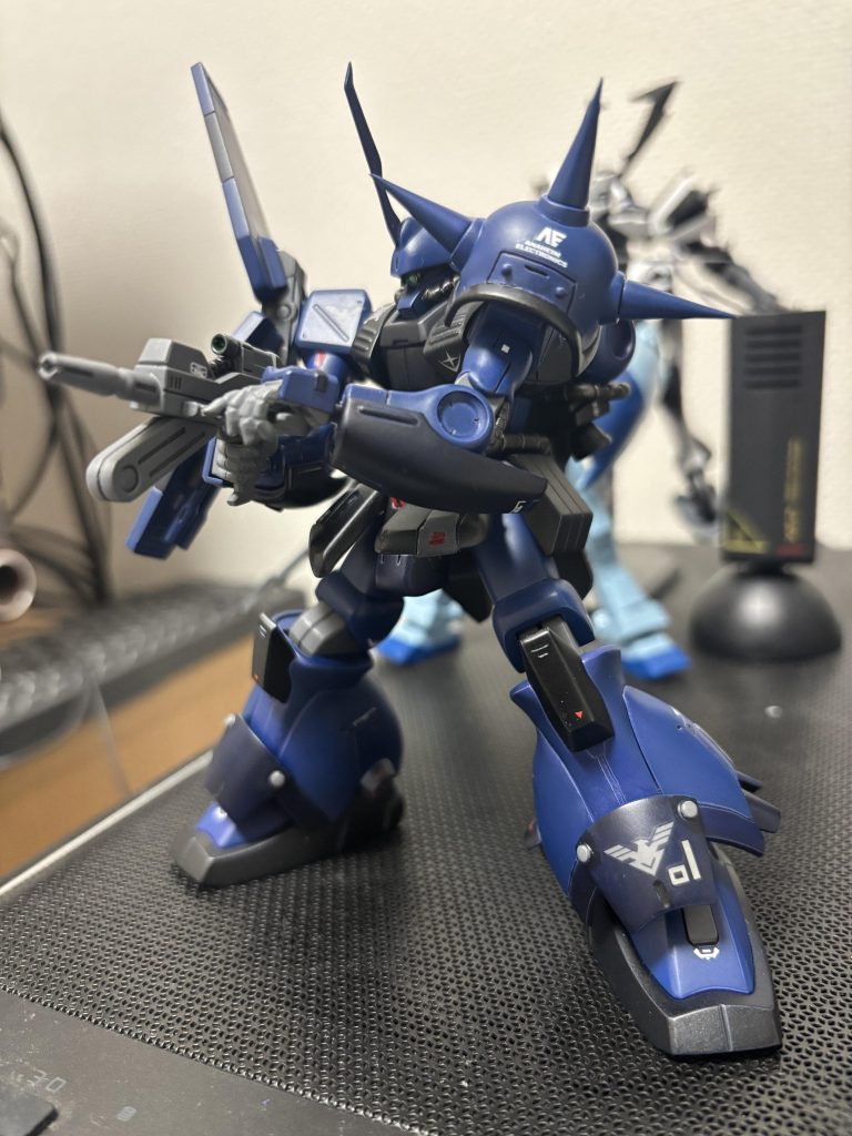 パッケージアート風にビームライフルを両手持ち。マラサイは本当にジオンの系譜を感じるので工作もダレることなく相当頑張れました(笑)