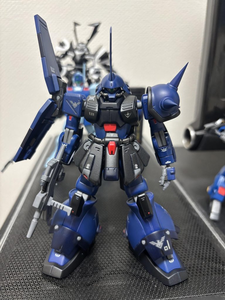 改修ポイントとしてはあまり工作を増やすとやりきれないと思いなるべく抑えてかっこいいを目指しました!延長としましては胴を2ミリ延長足首を3ミリ延長。にとどめてあります。腕は肩の高さが寂しいので軸を加工すると強度が心配なので肩パーツは2ミリ上に延長してます。ドムやゲルググに近いなと作っていて思ったので首は延長をせずに頭を前に倒すと沈むように首元を削り0.3ミリのプラ板でカバーをして沈み込む感じができるようにしました。モノアイをメタルパーツに真鍮線を瞬着で止めて差し替え稼働で簡素な作りながらモノアイの移動も可能にしてあり、ヘルメット部分のバルカンも加工してガンマズル1ミリをつけてあります。フロントスカートにアポジモーターを増設リアスカートは削り込んでダクトの追加前後スカートの独立稼働サーベルに1.6ミリの針金を仕込みサーベルラックと共にネオジム磁石で固定により破損や塗装剥げの防止加工を行いました。あとは全体的に筋彫りを飽きない程度に追加しております。最後にデカールは1番嫌いな作業ですが、過去1の貼り付けを頑張りました。