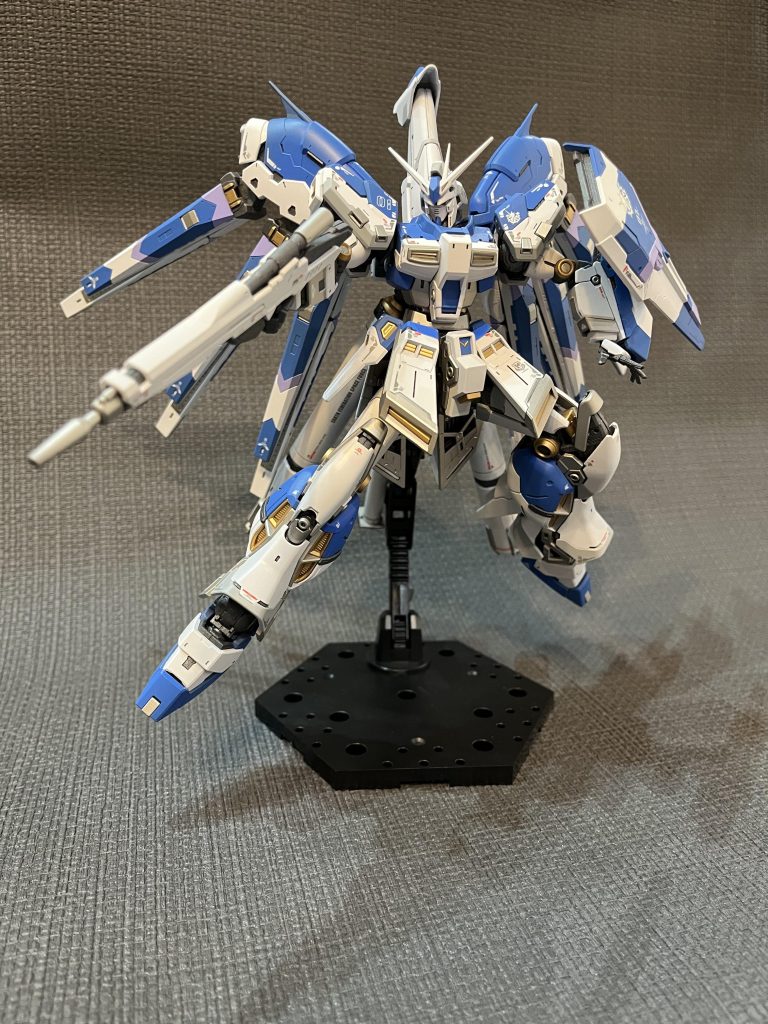 ラストはZガンダムの箱絵ポーズ、好きなポーズです笑塗装レシピ本体色【白】:クールホワイト(C)+ニュートラルグレー(C)本体色【グレー】:ニュートラルグレー+ホワイト少量本体色【青】:コバルトブルー(C)+ヴァイオレット+ホワイト少量本体フレーム:メタルブラック(C)ゴールド:レッドゴールド(C)+蛍光ピンク(G)シルバー:スーパーチタン(C)マスキングをして細かく塗り分けしております。塗装後、タミヤのスミ入れ塗料(ダークグレー)で墨入れを行っております。その後、スムースクリア艶消(C)とプレミアムグロスクリア(G)の半々で半艶仕上げとしました。デカールは水転写式デカールHi-νガンダム用を使用しました。付属のリアリスティックデカールはシールド部分に1箇所使用してます(水転写式デカール貼りを失敗した為)頭部ツインアイの中には、磁石スイッチ付LEDを仕込んでいます。磁石を近づけるとLEDが光ります(ライト色はグリーン)点灯状態で再度磁石を近づけると消灯します。磁石を近づける場所は首の襟近くです。破損注意してバラせばボタン電池は交換可能です。半年ほど前にメルカリで売ってしまいました。。。ちょっと残しておけば、、と後悔もあります。