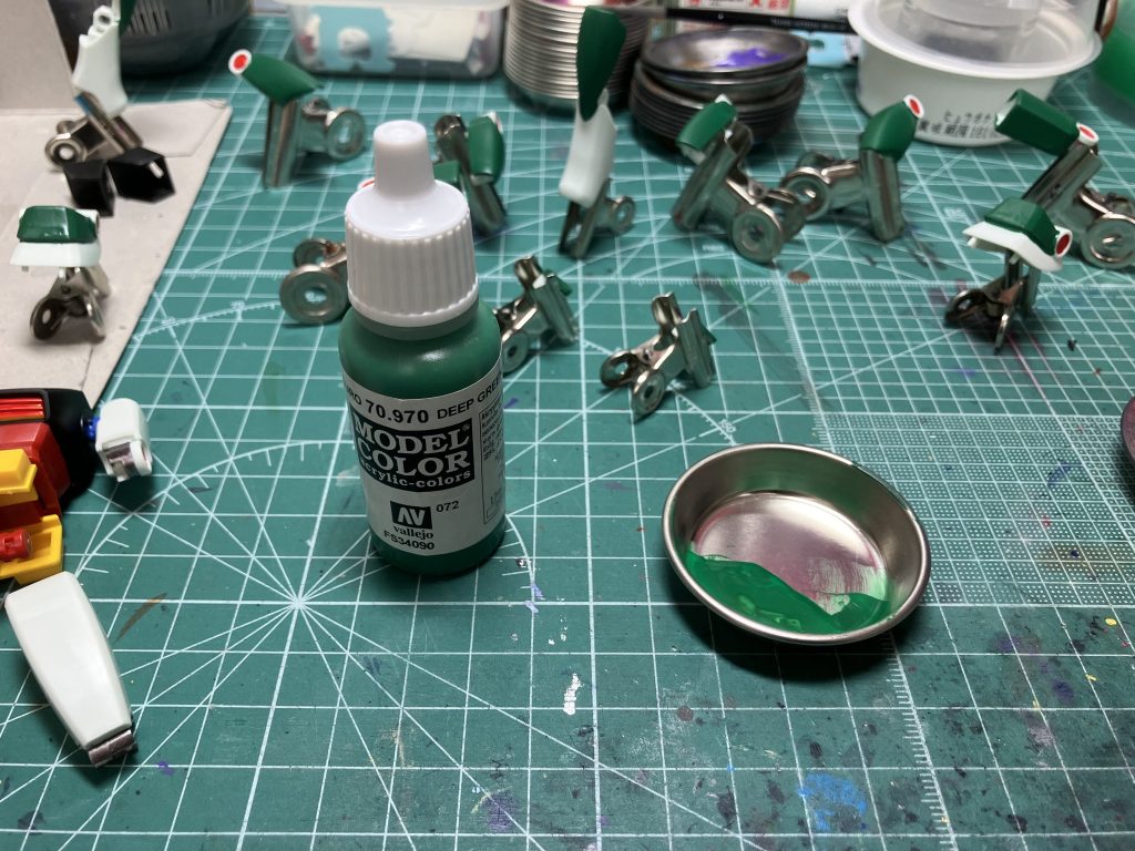 塗装はいろいろな塗料を使用。エントリーグレード製作時にファレホを買っていたのを使い切れていなかったためまた開けましたが、水性ホビーカラーでの筆塗りに慣れきっていたので久々のエマルジョン塗料の扱いに苦戦しました。24時間ほど経っているのに未だに塗面のペトペトした感触が抜けない...黒=Mr.水性サーフェイサー1000 ブラック緑=ファレホカラー ディープグリーン赤=ガンダムマーカー ガンダムレッドガンメタ=同ヘビーガンメタリック今回はファレホの塗面の状況がよくないのもありデカールワークはなしで。Mr.プレミアムトップコートつや消しを吹いています。