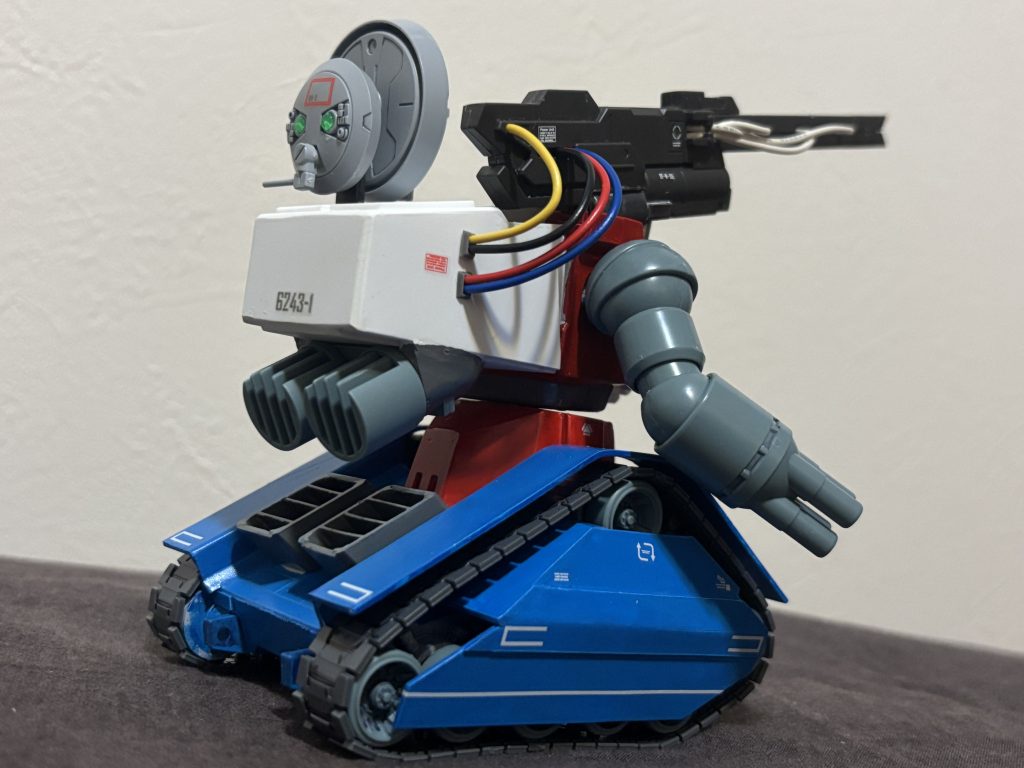 大電力を使う(はず)なので、後部は排熱用の排気塔だらけ。