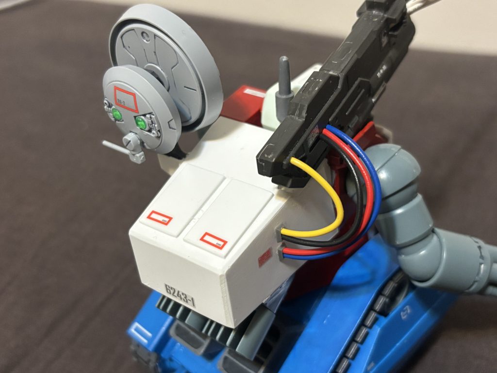 レールガンへのパワーサプライと補機類用の増設バックパック。試験用なので配線は剥き出しでカラフルに。