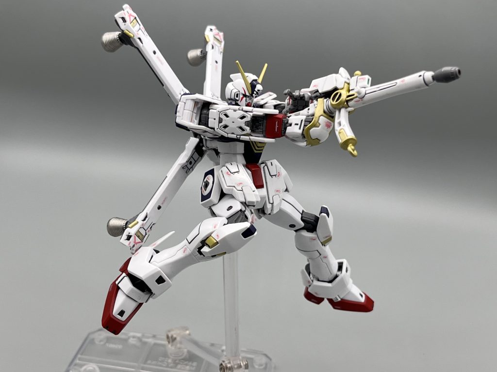 ザンバスターで。オレンジの部分はメタルビルドを参考にゴールドで塗装。赤の成型色と合わせて落ち着いた感じになったのが🙆♀️個人的にはクロスボーンの黄色は冷たい色のイメージがあるので、自分が思う色にできて満足です。