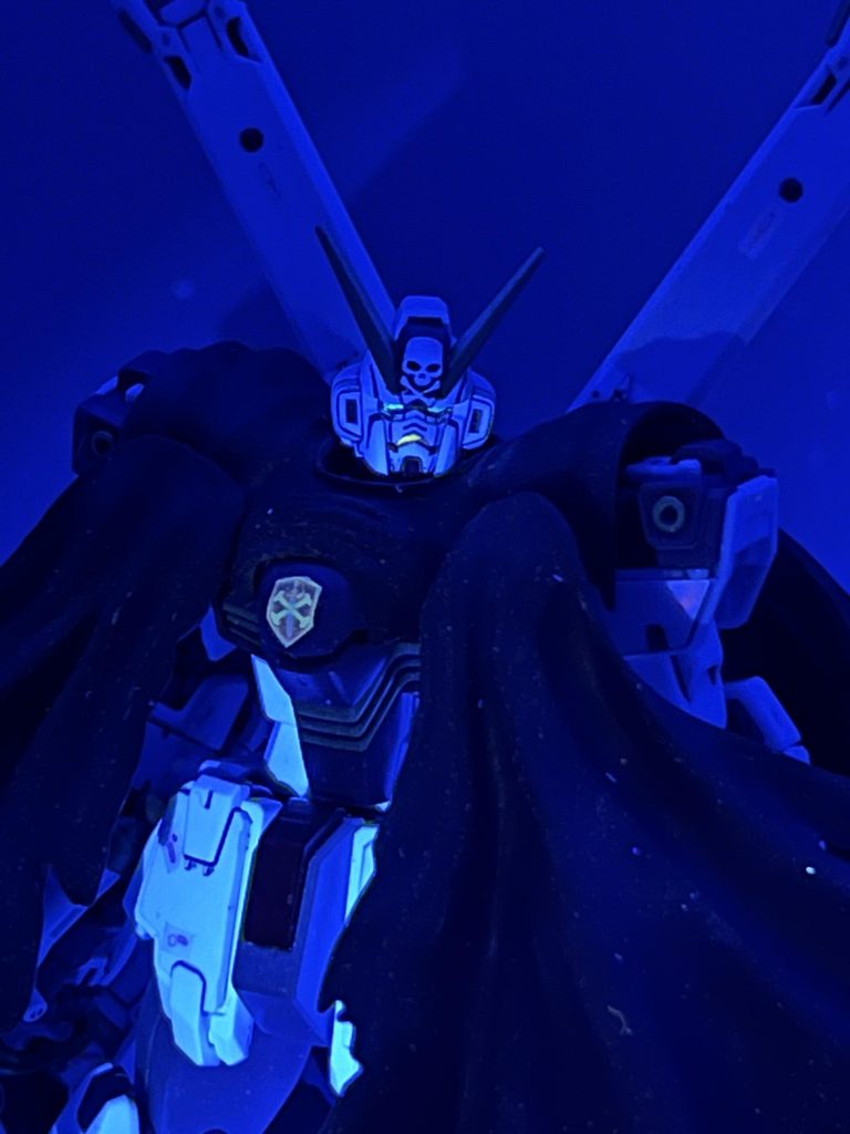 蛍光塗料を使ってモノアイとクラッシャー内部を塗りましたが、白の成型色がブラックライトに反応してしまってあまり目立たないという想像もしない誤算がありました…