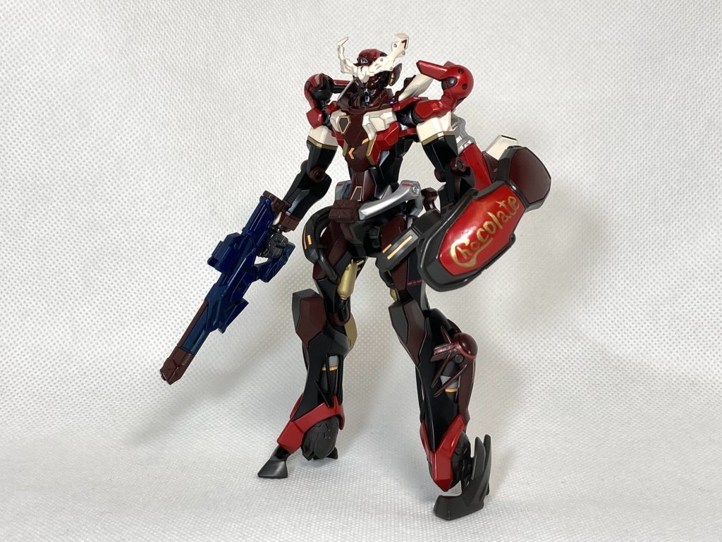 一部付属のシールを使っていますがオリジナルをよく見ながら配色を考えて塗装。チョコレートの文字は額と肩には小さすぎて書けないのでシールドに大きく書きました。