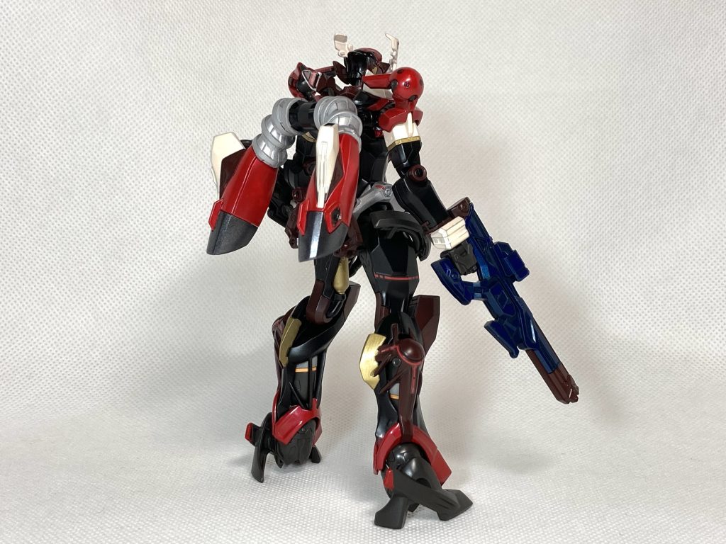 背中には大きなスラスターがあるのであまり目立たないように色分けをしています。