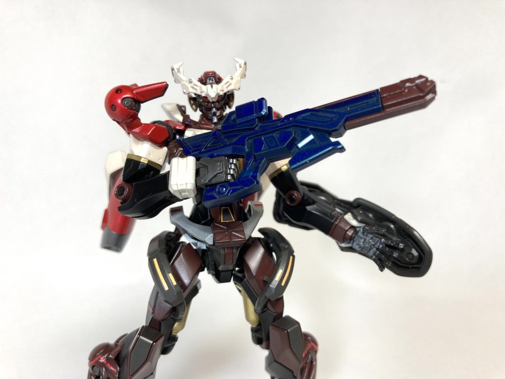 武装のヴァレンバスターは他のプラモデルから流用しようと考えましたが、元キットの先端部分がチョコレートぽかったので塗装で再現することにしました。ディテールパーツを使って腰にバックルを追加しています。