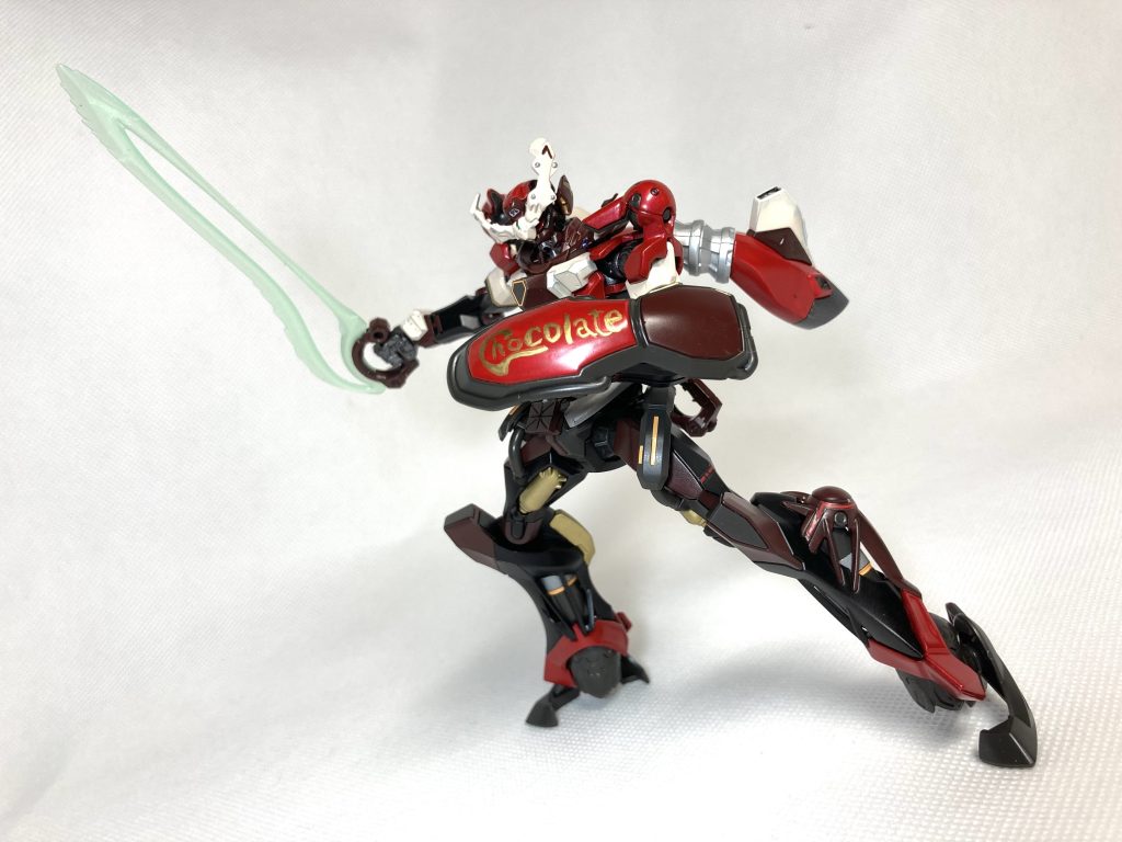 塗装メインで改造したので、プラモ本来の付属パーツも問題なく取り付けることができます。