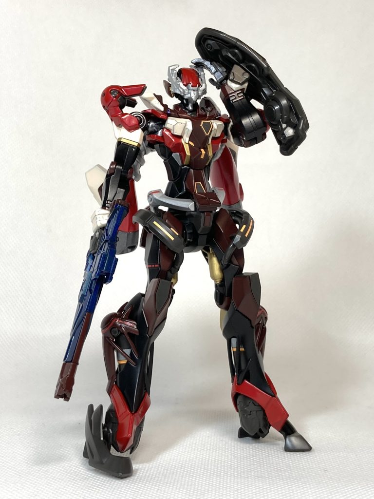 展開前の頭部パーツは変身シーンで包装紙を破く演出がかっこいいのでシルバーに塗装しています。