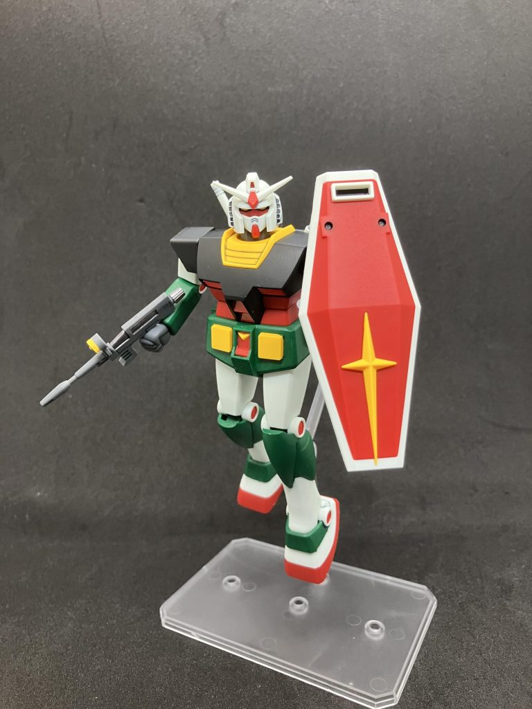 今のキットに比べれば圧倒的に可動範囲は狭いですが、狭いなりにもいい感じのポーズを取ろうと思えばできます。アクションベースは多分4とか5の挟み込みタイプを使った方がしっかりしてていいかもしれません。