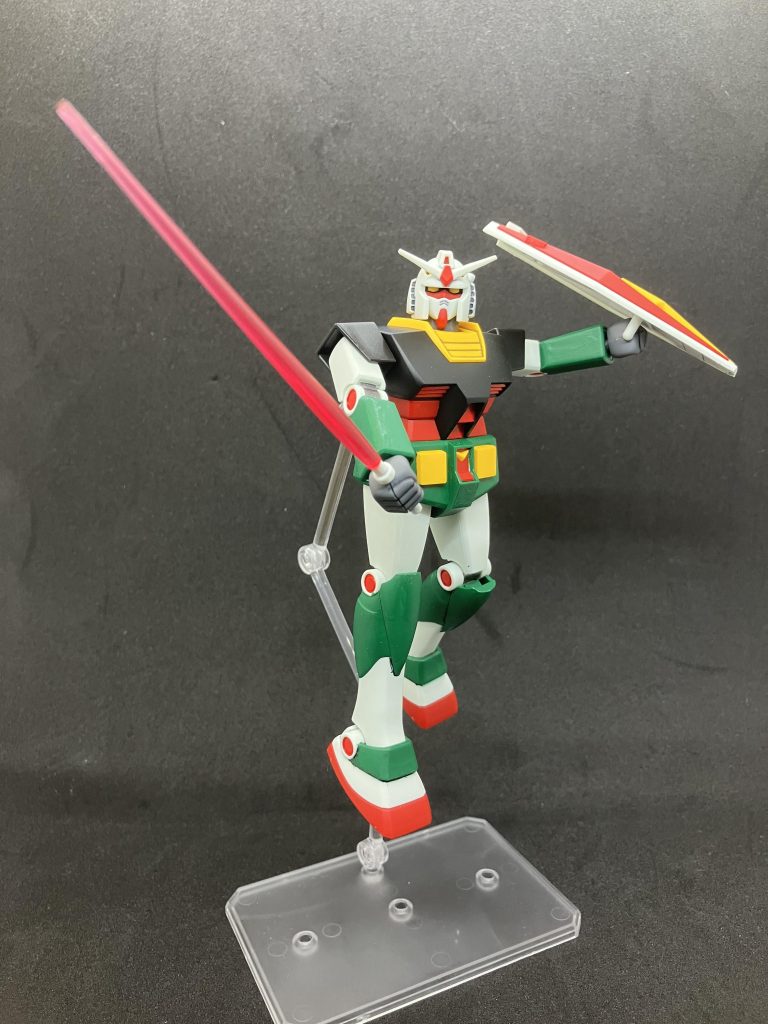 キットにはボーナスパーツとして穴あきのサーベルグリップが付属するので、短めのクリア刃を用意しています。