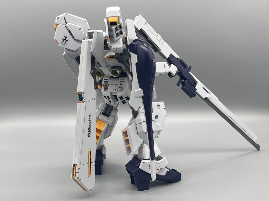 後ろ側。補助スラスターのカカトはイエローに塗り分けてましたが、違和感を感じたので落としました。