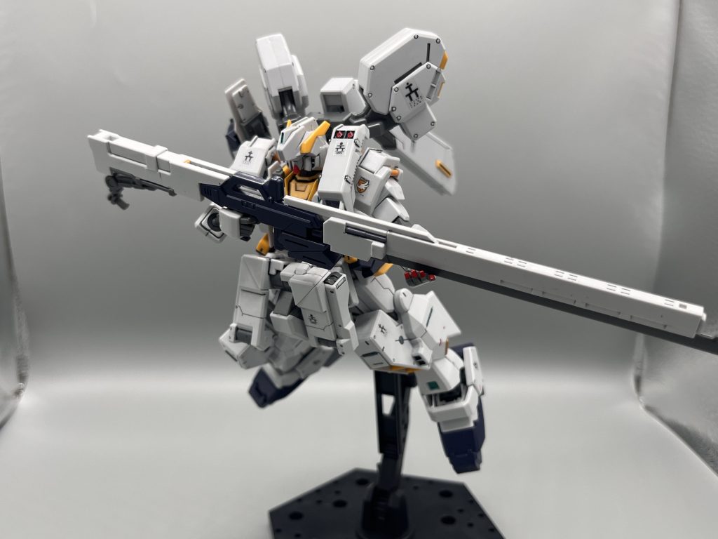 ロングブレードライフルを両手添えで。