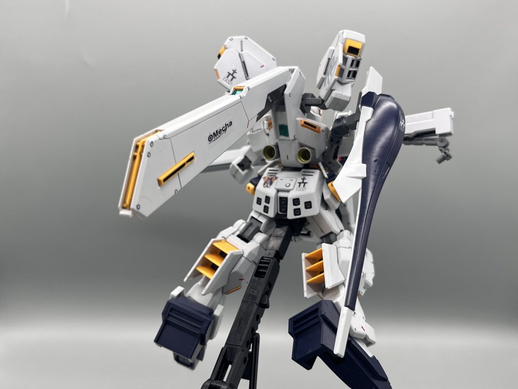 後ろ側からも。如何にもAOZの機体だなぁと感じるお背中です。