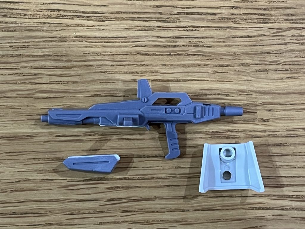 丁寧な制作を心がけました。塗装色は悩みましたが、やっぱりガンダムのトリコロールが好きなのか、気付けばこの色で塗装していました。大きな改修はありませんが、ライフルの弾倉を取り外し可能にし、ネオジム磁石を仕込んで右サイドアーマーにも取付可能にしました。ヘッドバルカンポッドにはハイキューパーツのノズルを取り付けています。設定では2門のバルカン砲らしいのですが、スペースの関係上、1門としました。スジボリを追加したり、塗り分けを増やして出来る限りMGに近づけることを意識しました。デカールは汎用デカールやRG Hi -νガンダムの余り等の寄せ集めであまりうるさくならない事を心がけました。塗装はガイアノーツ(G)をメインにミスターカラー(C)も少し使用しています。メイン色白:EXホワイト(G) 関節:メカサフヘヴィ(G) 武器:グラファイトブラック(C) 青:なんかの余りの調色のブルー 赤:シャインレッド(C) 黄色:キアライエロー(C) 本体グレー:ニュートラルグレーⅠとⅡの調色(G) トップコート:スーパースムースクリアー艶消し(C)