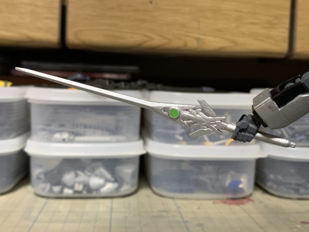 あとは機体各所の3mm穴をクリアランナーで埋めて、肩アーマー前面に100均のデコシール、腰アーマーの下に100均素材のレースをあしらって、よりファンタジー風な感じに(なってるのかな？)。結局これも塗装モチベが上がらなかったために放置されてたものでしたが、良い素材を入手したおかげで完成させる気になりました。新年1発目が放置品の完成ってのもアレですが、完成させると気持ちいいものですね。それでは皆さま、改めまして本年もどうぞよろしくお願いします。ご清聴ありがとうございました。