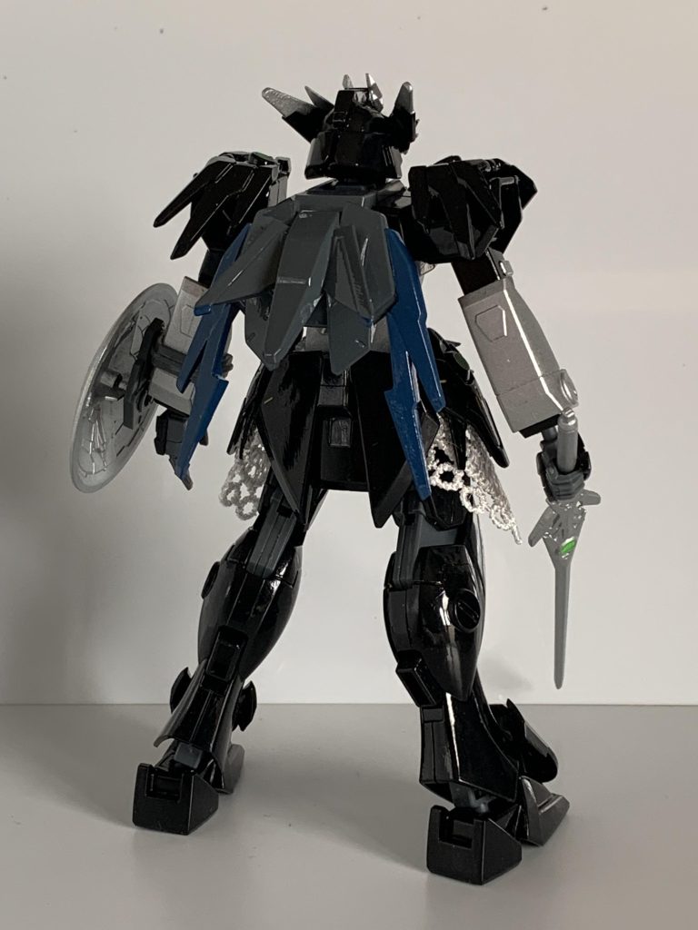 [解説]冒険者アトリー・ベンジャミンの専用機としてカスタムした第六世代機兵。スペーアに装飾を兼ねた装甲を取り付けて増幅角を最大にしている以外はいたって普通のスペーアと性能的に大差は無い。武装はレイピアとラウンドシールド(共にイシルディン製)。背中に『疾風の翼』の高級タイプを追加装備として装着している。機体カラーは艶のある黒をベースとしており、一見すると帝国軍の機兵かと間違われる場合もあったりする。アトリーは駆け出しの頃から愛用しているスペーアに愛着があり、そのまま使用し続けているのだが、そのうちブリッツェス・スペーアに改造しようと考えている。もっとも、武装に金を掛けすぎて改造資金が貯まっていないようだ。 