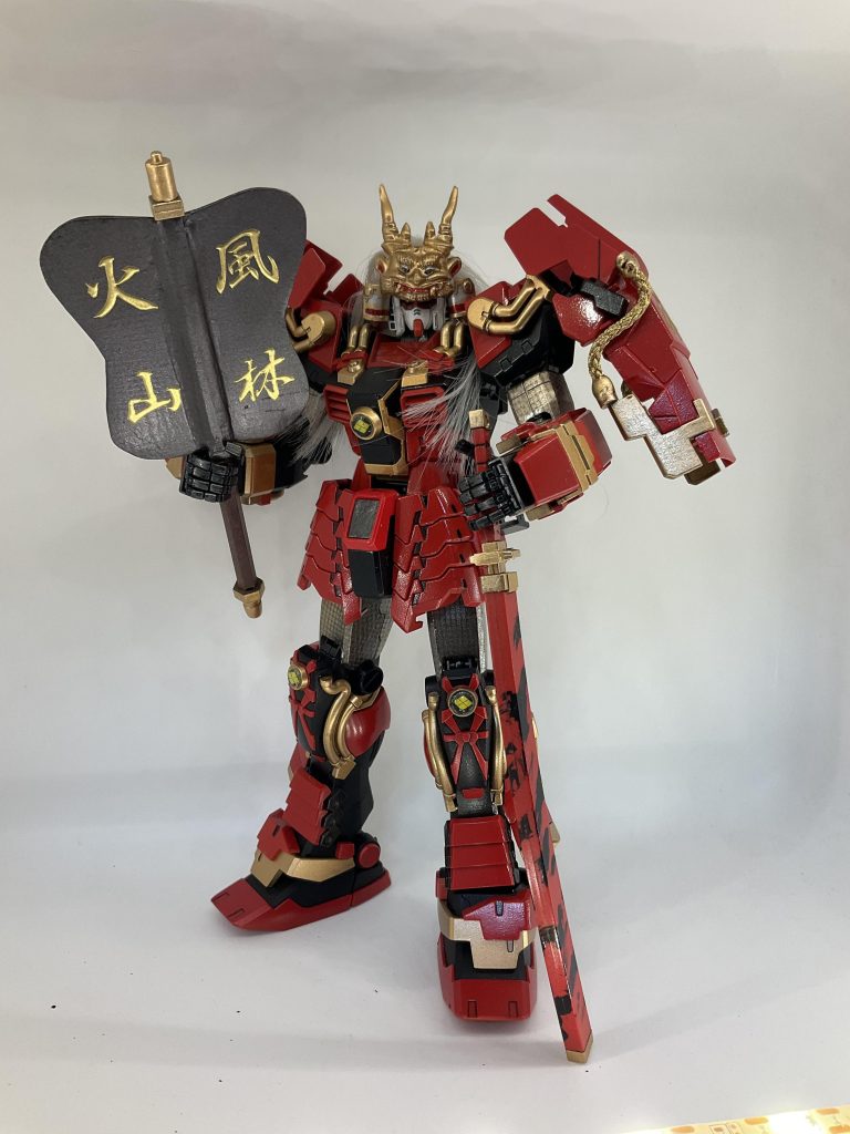 軍配の風林火山の文字は、市販の写し金蒔絵を使わせていただきました。