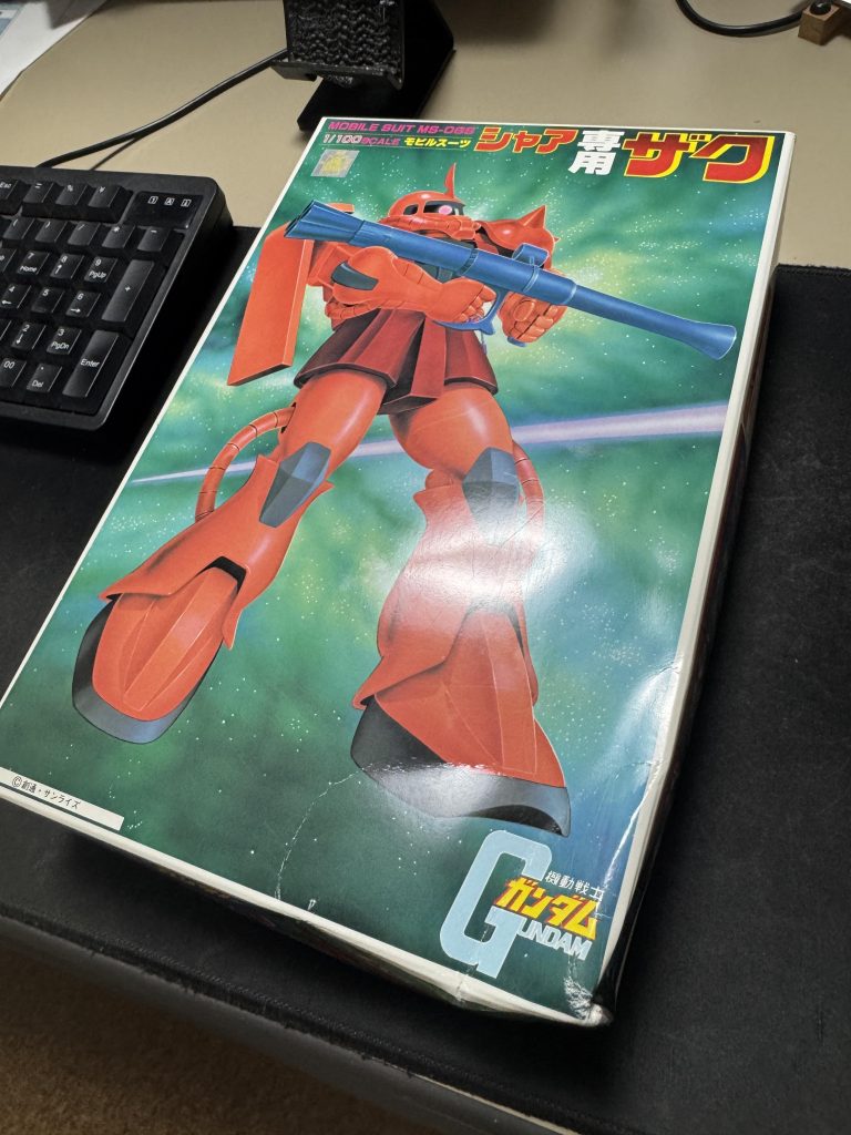 ベースの1/100シャア専用ザク(旧キット)