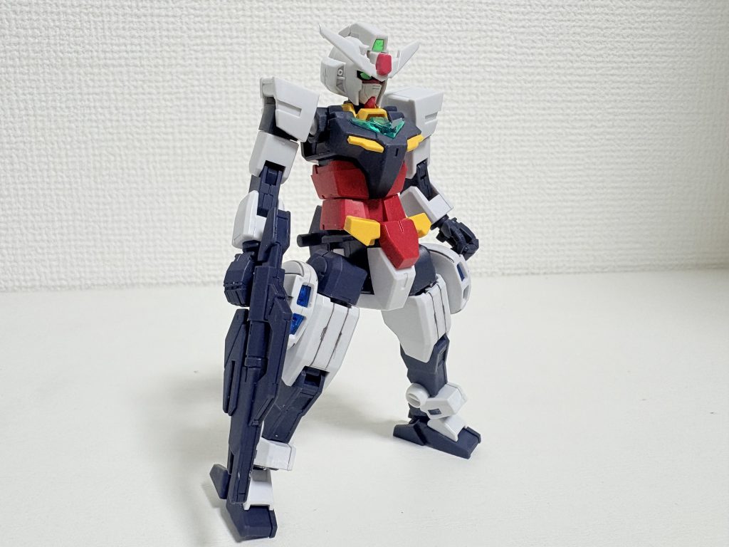 コアガンダムは今後2.0に換装することを考え改造は最小限にしています。筋彫り器具を買ってウキウキで太ももに入れましたが、ちょっと雑ですね。