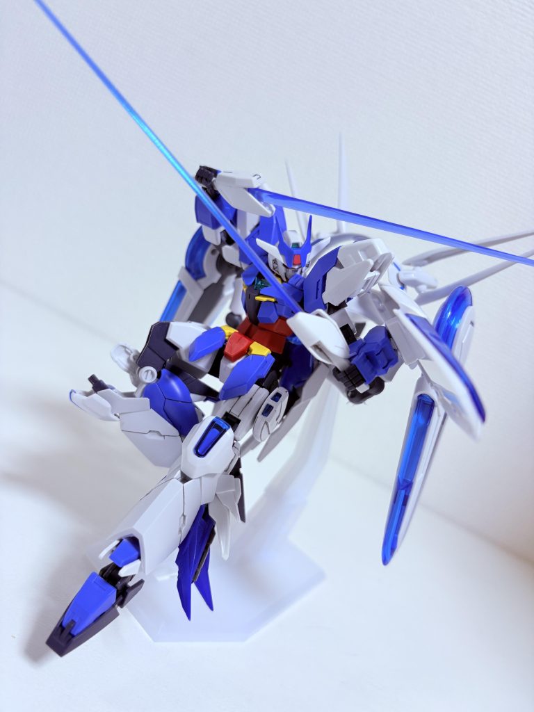 また、膝にはサーベルがマウントされており、抜くことで格闘戦にも対応しております。まあ、大抵の期待には独裁者パックに接近戦する事も出来ないのでしょうが…