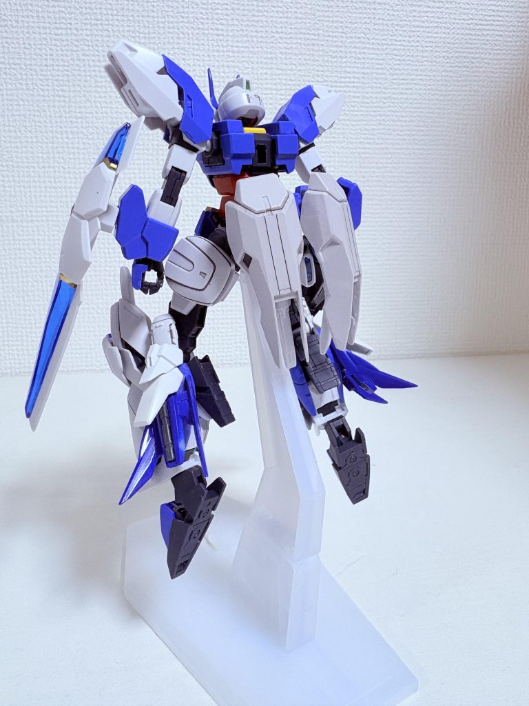 背面です！ふくらはぎ付近の外装がいい感じ！見えずらいですが腰にはサーベルも装備してます！