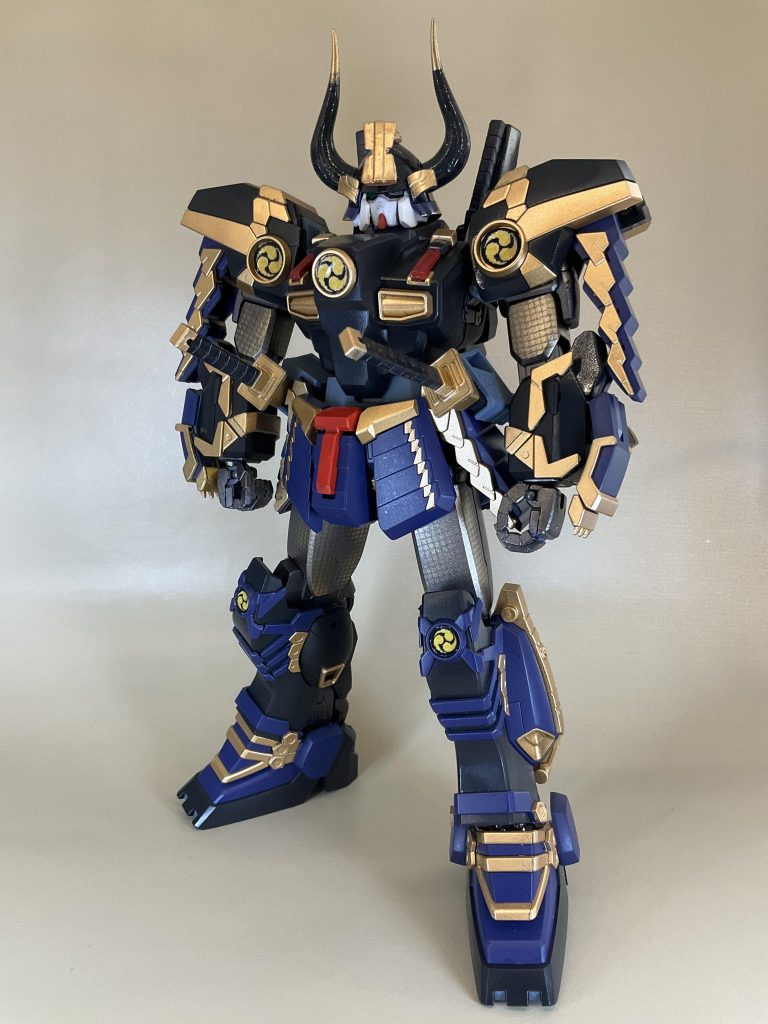 太ももと上腕の部分は、鎖かたびらをイメージして、メタルブラックの下地の上に、網戸の網越しに金色を噴いてみました。わかりにくいですが、山本勘助は隻眼なので、左目はMG V2ガンダムに付属のパーツで眼帯を表現しました。