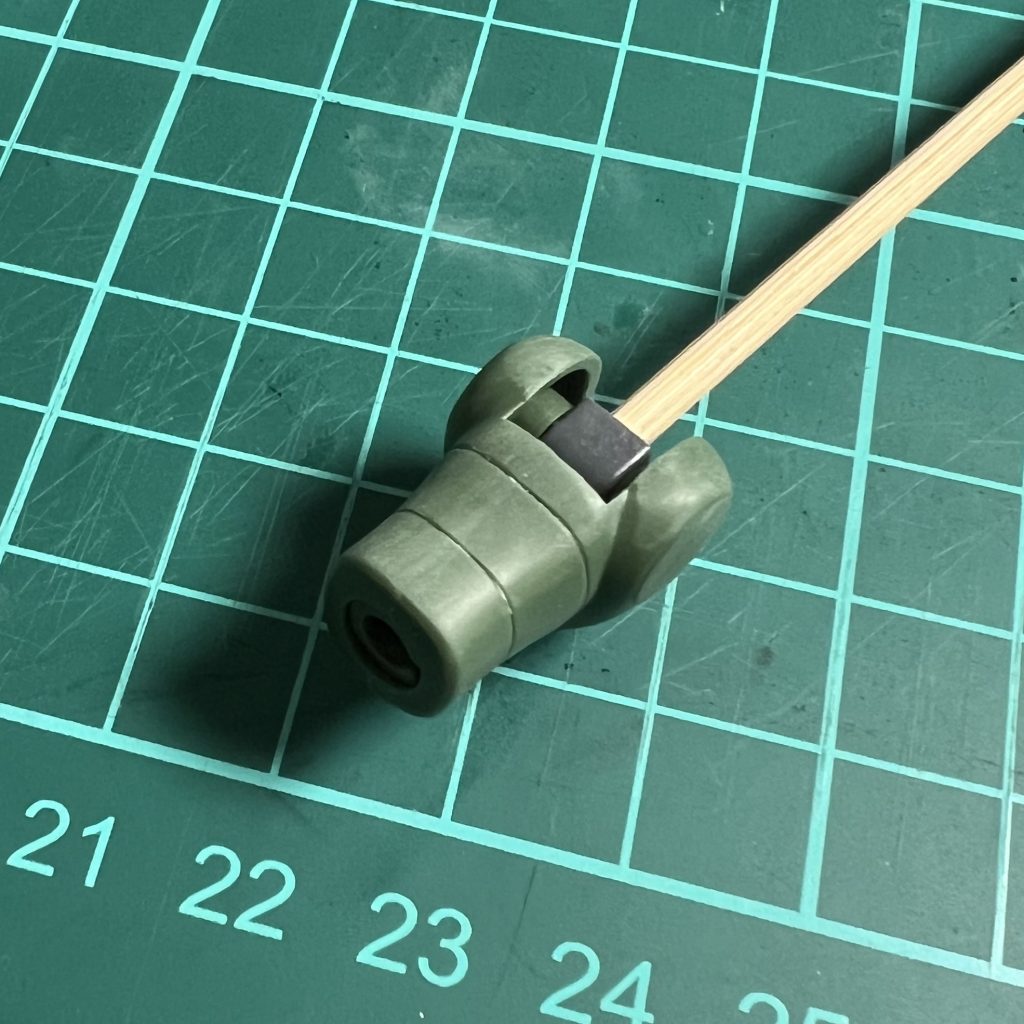 合わせ目消し初挑戦だったのですが、前腕部分も縦にまっすぐ合わせ目ででたので、筋彫りと合わせてチャレンジしてます