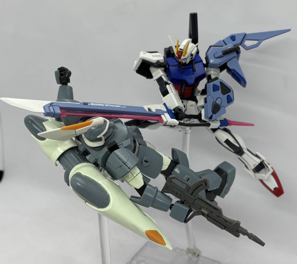 ジンを対艦刀でぶった切る!写真で使ってるジンはジャンクで購入したものを使用しております。いつかジンも全塗装で完成させたい。