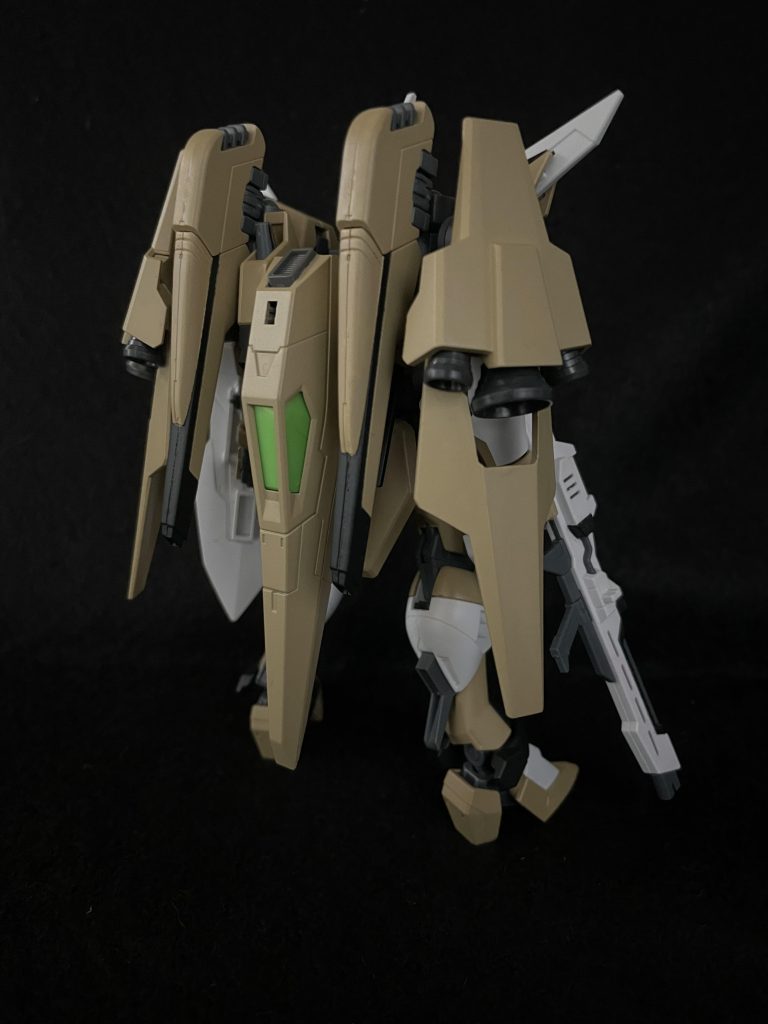 バックビューセイバーに装備されていたものより小型化したアムフォルタスを装備。リフターはウイングからフレキシブルバインダーに変更し、宇宙空間での運用を重視しています。